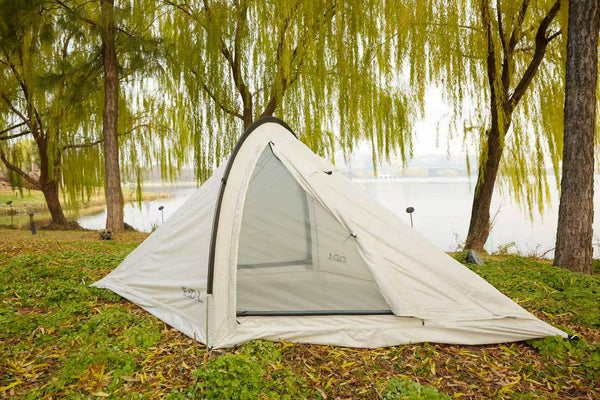 "Quickly assemble Ultra-Light tent in just 10 seconds for effortless camping"