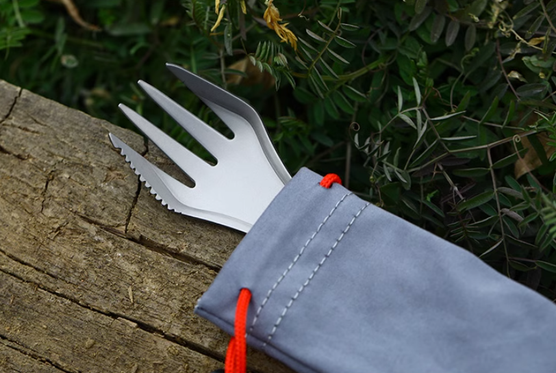 The integrated set of pure titanium knives, forks, and spoons